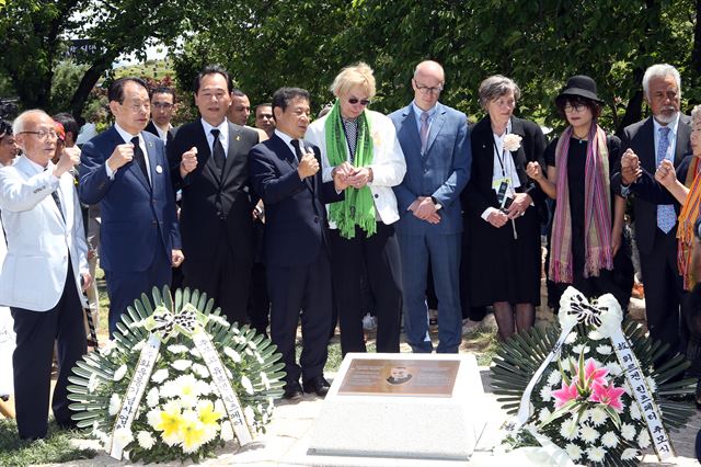 16일 오후 광주 북구 망월동 옛 5ㆍ18묘역에서 엄수된 독일 언론인 고(故) 위르겐 힌츠페터씨의 추모식에서 참석자들이 임을 위한 행진곡을 제창하고 있다. 연합뉴스