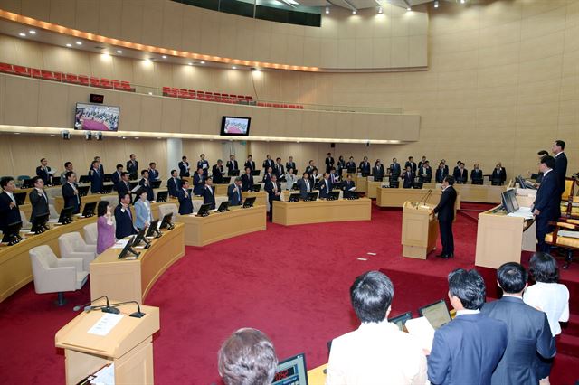 17일 오전 전남도의회 본회의장에서는 국가보훈처가 제창을 불허한 ‘임을 위한 행진곡’을 도의원들이 함께 부르고 있다. /2016-05-17(한국일보)