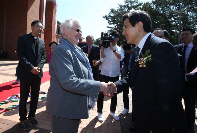 황교안 국무총리가 17일 오전 전남 고흥군 소록도에서 열린 '국립소록도 병원 개원 100주년 기념 및 제13회 한센인의 날' 기념 행사에 참석, 한센병 환자들을 위해 43년간 봉사했던 마리안느 스퇴거 수녀와 악수하고 있다.연합뉴스