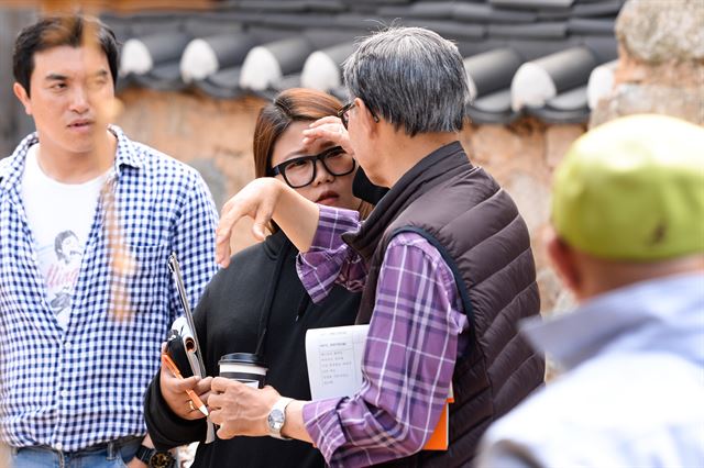 이병훈 PD는 의상 하나하나까지 직접 신경을 쓴다. 오랜 사극 연출 경력을 가진 그에게 어설픈 의상은 용납되지 않는다. 당연히 의상팀과의 대화가 많을 수 밖에 없다. 이 PD는 끊임없이 의상팀 스태프에게 자문을 구하고 의상팀은 이 감독의 요구사항대로 준비에 최선을 다한다. 이정현 인턴기자