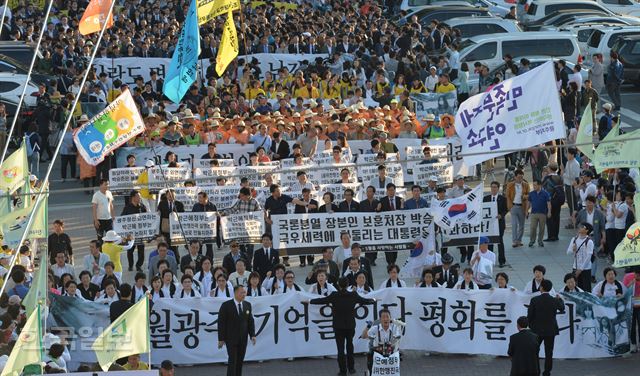 5.18 민주화운동 36주년을 하루 앞둔 17일 전남 광주시 남구 구동 광주공원에서 열린 민주대행진 참가자들이 전야제 행사가 열리는 금남로를 향해서 행진하고 있다. 광주=서재훈 기자