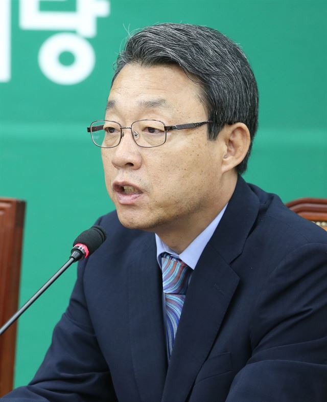 김성식 국민의당 정책위의장이 16일 오전 국회에서 열린 최고위원회의에서 보훈처의 결정을 비판하고 있다. 연합뉴스