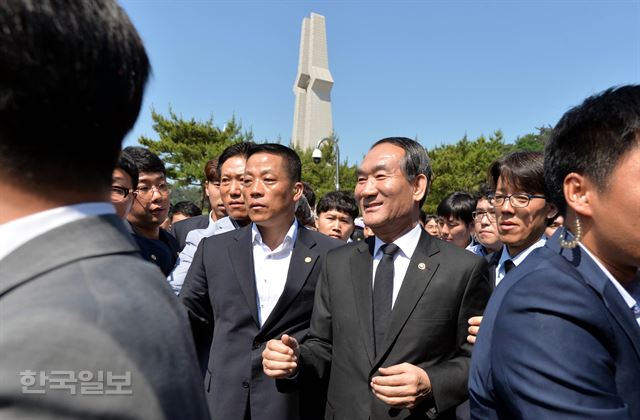 36주년 5·18민주화운동 기념식이 거행된 18일 오전 광주 북구 운정동 5·18민주묘지에서 행사장에 참석하려는 박승춘 보훈처장이 5월 유가족의 항의를 받고 기념식장을 떠나고 있다. 서재훈기자