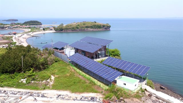 태양광 발전 설비가 설치된 ‘에너지 자립섬’ 죽도. 한화 제공