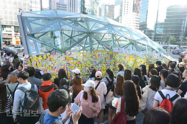 [저작권 한국일보]서울 강남역에서 18일 오후 시민들이 묻지마 살인에 희생된 여성을 추모 하는 스티커를 붙이고 있다. 신상순 선임기자 ssshin@hankookilbo.com