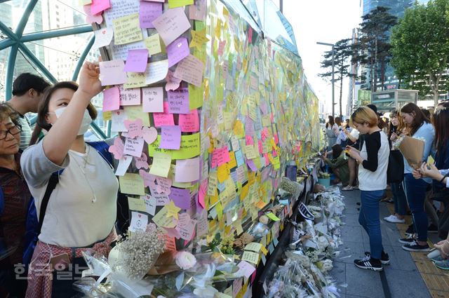 [저작권 한국일보]서울 강남역에서 18일 오후 시민들이 묻지마 살인에 희생된 여성을 추모 하는 스티커를 붙이고 있다. 신상순 선임기자 ssshin@hankookilbo.com