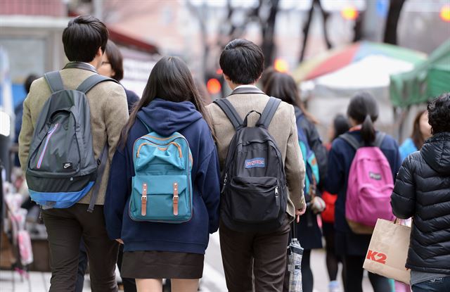 학교 수업을 마친 중고생들이 학원이 밀집해 있는 서울 노원구 한 거리를 바쁘게 오가고 있다. 한국일보 자료사진