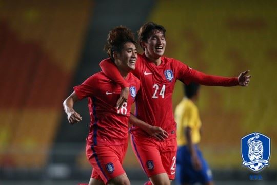 U-19대표팀 한찬희(왼쪽)가 18일 수원월드컵경기장에서 열린 2016 수원 JS컵 U-19 청소년 축구대회 브라질과 1차전에서 동점골을 넣은 뒤 환호하고 있다. 대한축구협회 제공