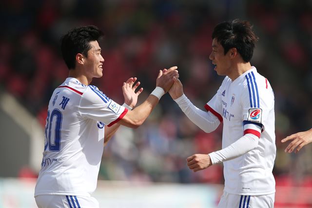 수원 삼성의 부주장을 맡고 있는 신세계(왼쪽)와 주장 염기훈. 한국프로축구연맹 제공