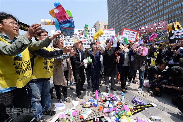 지난달 25일 오전 서울 광화문광장에서 열린 가습기살균제 제조 기업 처벌 촉구 옥시상품 불매 선언 시민사회 기자회견에서 참가자들이 옥시 불매 운동을 선언하는 퍼포먼스를 하고 있다. 배우한기자 bwh3140@hankookilbo.com