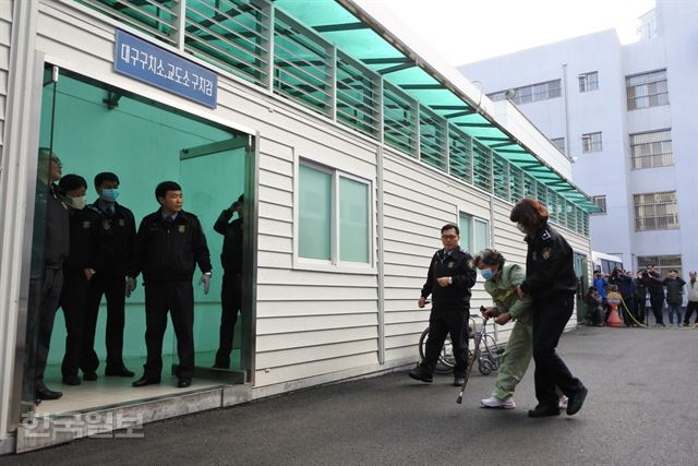 [저작권 한국일보] 상주 농약사이다 피고인 박모(82)씨가 지난해 1심 재판 과정에서 지팡이를 짚고 여성 교도관의 부축을 받아 피고인 대기실로 들어서고 있다.