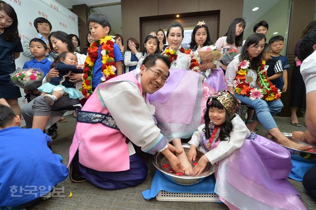 [저작권 한국일보] 19일 오전 서울 강남구 듀오 본사에서 다둥이 가족들이 가족의 날을 맞아 부인과 엄마의 발을 씻겨 주는 세족식 행사에 참가 즐거운 시간을 보내고 있다. 201605.19 신상순 선임기자ssshin@hankookilbo.com