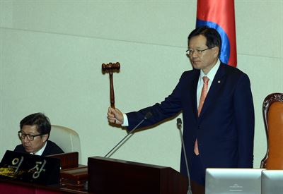 정의화 국회의장이 19일 국회에서 열린 19대 국회 마지막 본회의에서 의사봉을 두드리고 있다. 고영권 기자