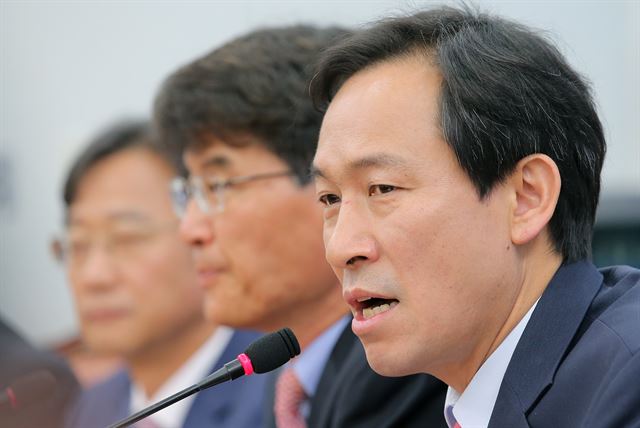 우상호 더불어민주당 원내대표가 19일 국회에서 열린 원내대표단 회의에서 모두 발언을 하고 있다. 연합뉴스