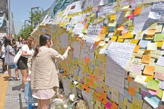 강남역 20대 여성 살인 사건이 일어난 지 이틀이 지난 19일 서울 서초구 강념역 10번 출입구에서 시민들이 추모와 여성혐오 범죙 대한 분노 메시지를 남기고 있다. 신상순 선임기자ssshin@