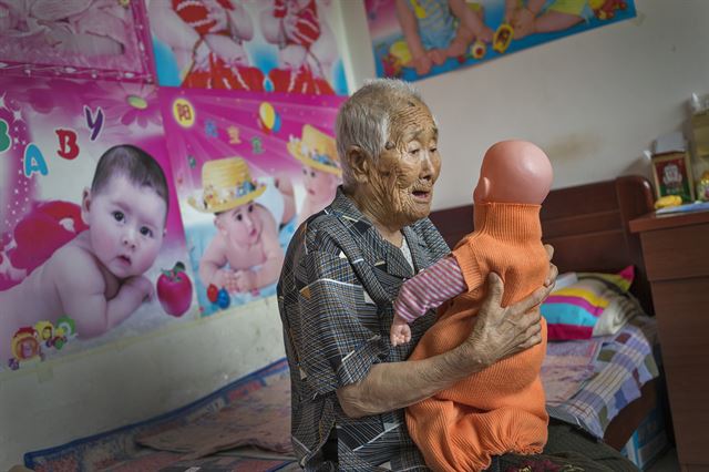 故이수단 할머니는 알츠하이머, 정신분열증, 대퇴골 골절 등으로 건강이 쇠약해서 힘겨운 사투를 벌였다. 이 할머니는 유독 아기 인형을 아꼈다. 안세홍 사진작가