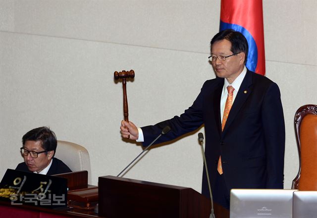 정의화(오른쪽) 국회의장이 19일 국회에서 열린 19대 국회 마지막 본회의에서 사회를 보며 의사봉을 두드리고 있다. 고영권기자youngkoh@hankookilbo.com