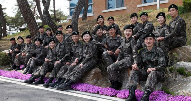 육군 11사단에서 근무하고 있는 부부 군인들이 부부의 날을 하루 앞둔 20일 한자리에 모였다. 육군제공