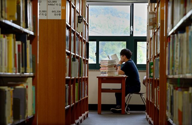 서울 한낮 기온이 33도로 폭염주의보가 내려진 20일 종로구 상명대학교 도서관에서는 학생들이 취업준비를 하면서 더위를 식히고 있다. 왕태석기자 kingwang@hankookilbo.com