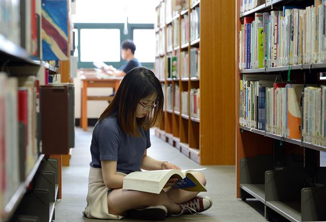 서울 한낮 기온이 33도로 폭염주의보가 내려진 20일 종로구 상명대학교 도서관에서는 학생들이 취업준비를 하면서 더위를 식히고 있다. 왕태석기자 kingwang@hankookilbo.com