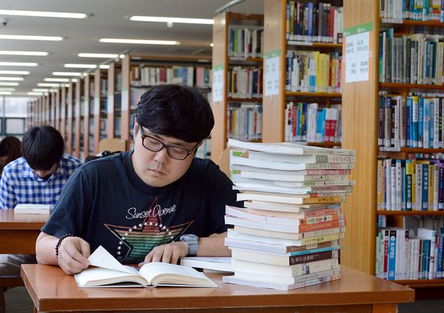 서울 한낮 기온이 33도로 폭염주의보가 내려진 20일 종로구 상명대학교 도서관에서는 학생들이 취업준비를 하면서 더위를 식히고 있다. 왕태석기자 kingwang@hankookilbo.com