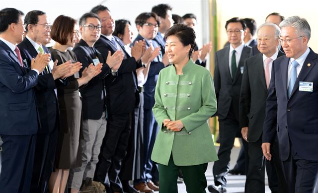 박근혜 대통령이 20일 오전 경기 고양시 일산서구의 글로벌 한류 랜드마크 K-컬처 밸리(K-Culture Valley) 기공식에 참석해 입장하고 있다. 홍인기 기자 hongik@hankookilbo.com