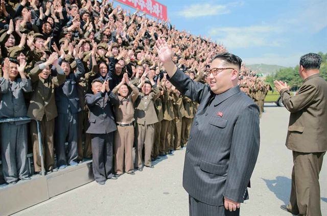 북한 김정은 노동당 위원장이 평안북도의 기계공장을 현지지도했다고 노동신문이 19일 보도했다. 김 위원장은 시찰에서 "기계생산량과 질은 주강품을 얼마나 생산하고 질을 어떻게 보장하는가에 따라 크게 좌우된다"며 "당에서 적극 도와주겠으니 올해 당창건 기념일(10월10일)까지 주강 직장(생산단위)을 현대화하자"고 독려했다. 사진은 신문에 실린 김 위원장의 시찰 모습. 연합뉴스