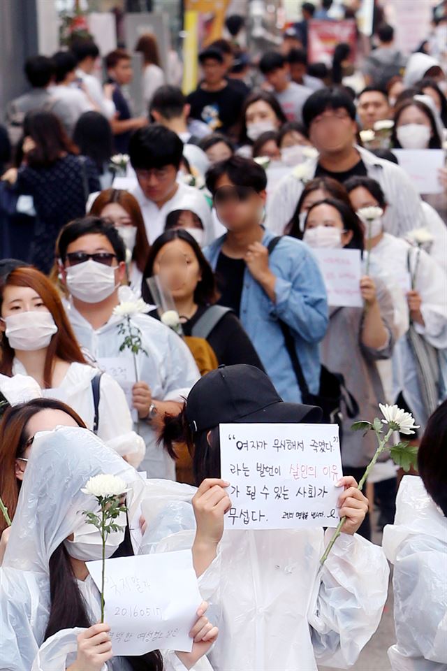 21일 오후 서울 강남역 '묻지마 살인사건' 피해자 여성을 추모하는 추모집회에서 참석자들이 침묵의 추모행진을 하고 있다. 연합뉴스