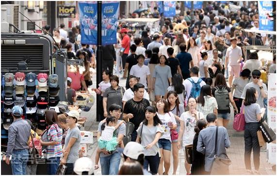 서울 중구 명동 거리. 한국일보 자료사진