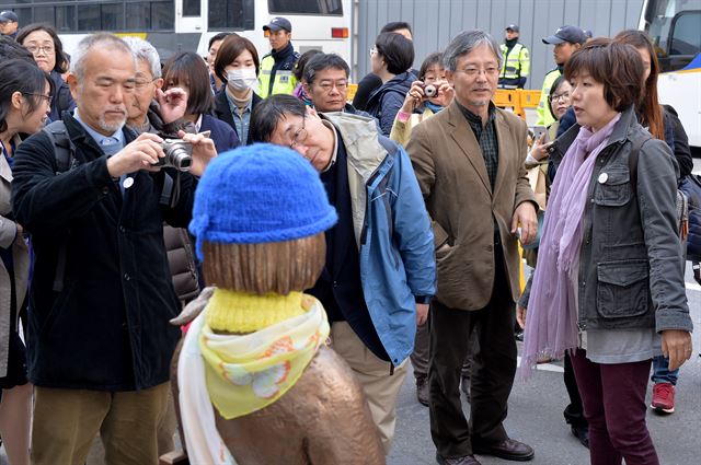 지난 3월23일 오후 서울시 종로구 옛 일본 대사관 앞에서 열린 ‘일본군 위안부 문제 해결을 위한 제 1223차 정기 수요집회’에서 일본 니가타현 평화운동센터 회원들이 집회 관계자의 안내를 들으며 위안부 소녀상을 보고 있다. 신재훈 인턴기자 (세종대 광전자공학과4)