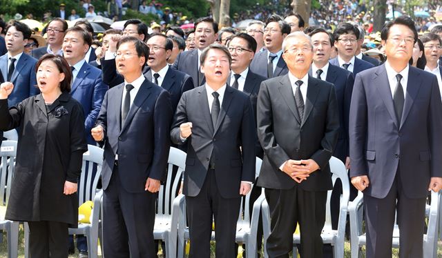 정진석(오른쪽부터) 새누리당 원내대표와 김종인 더불어민주당 비상대책위 대표, 안철수ㆍ천정배 국민의당 공동대표, 심상정 정의당 대표가 23일 경남 김해 봉하마을 생태문화공원에서 열린 노무현 전 대통령 7주기 추도식에서 '임을 위한 행진곡'을 제창하고 있다. 정 대표는 입을 다문 채 부르지 않았다. 김해=연합뉴스