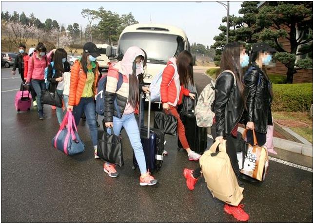 중국 저장성의 북한 류경식당에서 일하다 지난달 초 국내로 입국한 탈북 종업원들이 모처로 이동하고 있는 모습.