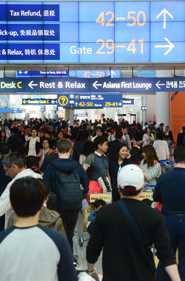 4일 인천국제공항 면세점이 이용객들로 북적이고 있다. 신상순 선임기자ssshin@hankookilbo.com