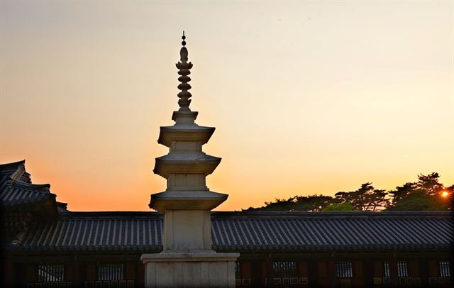 경주 불국사 석가탑이 지난 2010년 안전점검 과정에서 기단과 몸돌에 균열과 기울어짐이 발견돼 2012년 9월 전면 보수작업에 들어가 3년여 라는 긴 시간 동안 가설덧집 안에서 복원과 정비를 받은 후 지난 14일 부처님오신날을 맞아 다시 세상의 빛을 보게 되었다.왕태석기자 kingwang@hankookilbo.com