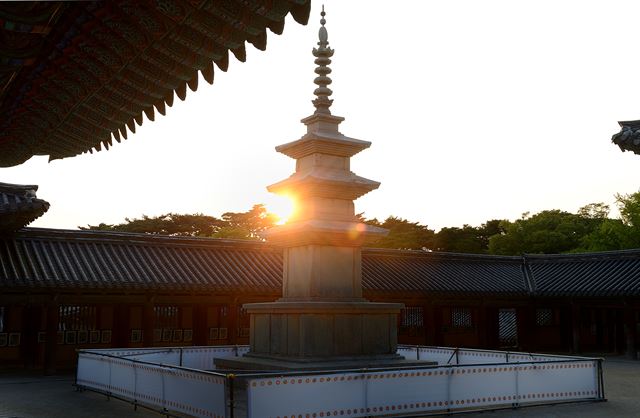 경주 불국사 석가탑이 지난 2010년 안전점검 과정에서 기단과 몸돌에 균열과 기울어짐이 발견돼 2012년 9월 전면 보수작업에 들어가 3년여 라는 긴 시간 동안 가설덧집 안에서 복원과 정비를 받은 후 지난 14일 부처님오신날을 맞아 다시 세상의 빛을 보게 되었다.왕태석기자 kingwang@hankookilbo.com