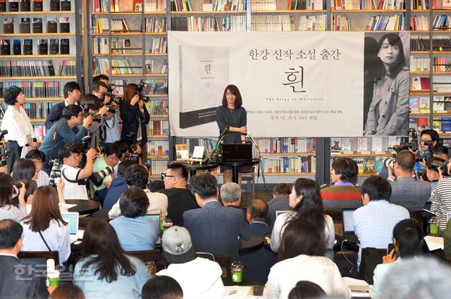 [저작권 한국일보] 맨부커상 '을 수상한 소설가 한강이 24일 오전 서울 마포구 카페꼼마에서 열린 맨부커상(Man Booker Prize)수상 기념 및 신작 ‘흰’ 발간 기자 간담회에서 인사 하고 있다.2016.04.20신상순 선임기자ssshin@hankookilbo.com /2016-05-24(한국일보)