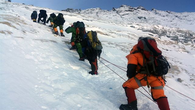 에베레스트 제3 베이스캠프에서 제4 베이스캠프로 향하고 있는 산악인들. AFP 연합