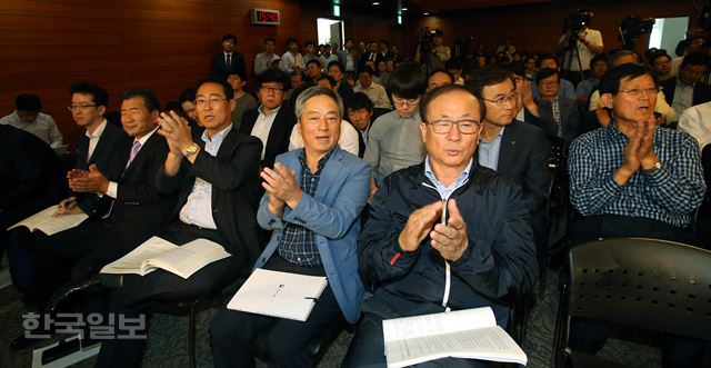 24일 오후 서울 중구 포스트타워 대회의실에서 열린 '부정청탁 및 금품등 수수의 금지에 관한 법률' 시행령 입법예고안 공청회에서 김홍길 한국농축산연합회 운영위원의 토론이 끝나자 소상공인 자영업자들이 박수를 치고 있다. 서재훈기자