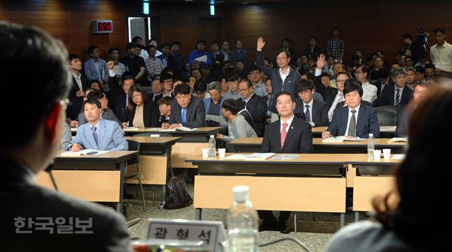 24일 오후 서울 중구 포스트타워 대회의실에서 열린 '부정청탁 및 금품등 수수의 금지에 관한 법률' 시행령 입법예고안 공청회에서 지정토론이 끝나자 참석자들이 질문을 위해 손을 들고 있다. 서재훈기자 spring@hankookilbo.com