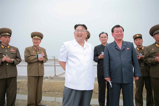 북한 김정은 노동당 위원장이 제7차 당대회 폐막 이후 다섯 번째 공개 행보로 평안남도에 있는 제염소를 찾아 현지 지도했다고 노동신문이 24일 보도했다. 북한이 당 대회 이후 내부적으로 경제에 주력하는 한편, 대외적으로 평화 공세 펴고 있는 모습이다. 연합뉴스