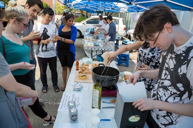 제1회 비건 페스티벌 코리아에서 ‘비건 치킨’을 먹기 위해 사람들이 기다리고 있다. Vegan Festival Korea