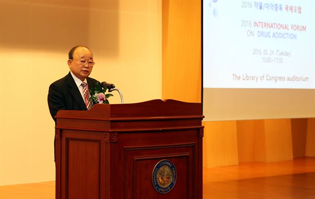 이재식 남서울대 재단이사장이 24일 국회도서관에서 ICCE와 마약중독예방치료 교육 MOU를 맺고 축사를 하고 있다. 남서울대 제공