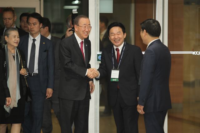 25일 제주 서귀포시 제주국제컨벤션센터에서 열린 제주포럼 환영만찬장에 들어서기 전 반기문 유엔 사무총장과 원희룡 제주지사가 악수를 나누고 있다. 제주=김영헌 기자