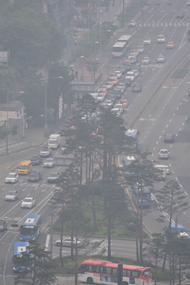 서울 중구 서울역 앞 도로가 안개와 미세먼지로 뿌옇게 흐려져 있어 출근길에 나선 차량들의 어려움을 겪고 있다. 왕태석기자 kingwang@hankookilbo.com