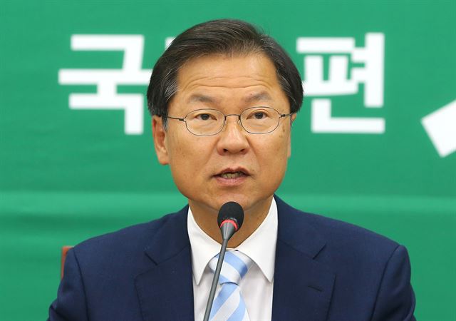 천정배 국민의당 공동대표가 25일 오전 국회에서 열린 최고위원회의에서 발언하고 있다. 연합뉴스