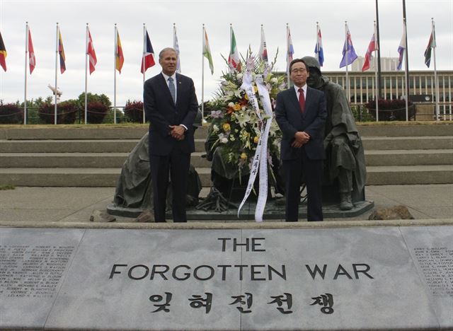 송하진 지사와 인슬리 주지사는 기념행사가 끝난 후 워싱턴주 청사 인근에 있는 한국전쟁 참전 기념비를 찾아 참배했다. 전북도 제공/2016-05-26(한국일보)