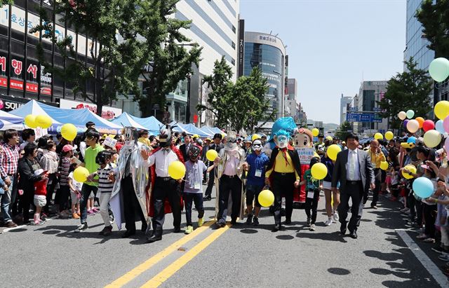 대전시는 26일 시민설문 결과를 토대로 '중앙로 차 없는 거리' 행사를 계절별 4회로 축소 운영하기로 했다고 밝혔다. 사진은 5월 5일 어린이날 차 없는 거리 행사 모습. 대전시 제공