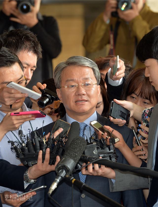 [저작권 한국일보] 검사장 출신인 홍만표 변호사가 변호사법 위반 및 탈세 피의자 신분으로 조사를 받기 위해 27일 오전 서울 서초구 중앙지검으로 출두 기자들의 질문에 답 하고 있다. 2016.5.2 신상순 선임기자ssshin@hankookilbo.com /2016-05-27(한국일보 /2016-05-27(한국일보)