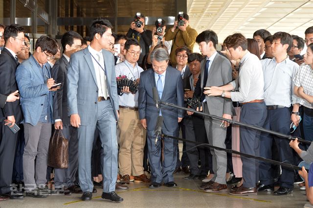 [저작권 한국일보] 검사장 출신인 홍만표 변호사가 변호사법 위반 및 탈세 피의자 신분으로 조사를 받기 위해 27일 오전 서울 서초구 중앙지검으로 들어 가기전 고개숙여 인사 하고 있다. 2016.5.2 신상순 선임기자ssshin@hankookilbo.com /2016-05-27(한국일보)