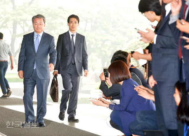 [160527-17] [저작권 한국일보] 검사장 출신인 홍만표 변호사가 변호사법 위반 및 탈세 피의자 신분으로 조사를 받기 위해 27일 오전 서울 서초구 중앙지검으로 출두 포토라인 앞에 서고 있다. 2016.5.2 신상순 선임기자ssshin@hankookilbo.com /2016-05-27(한국일보)